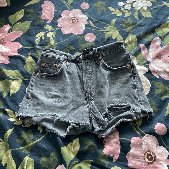 Levi’s 501 Shorts - Picture 1 of 4
